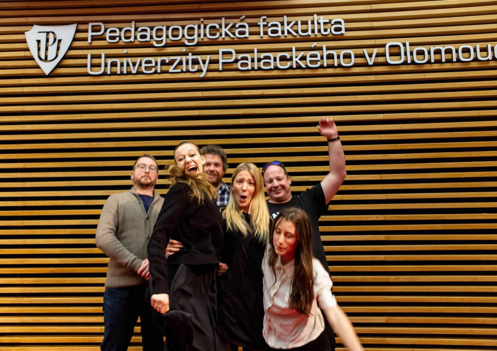 V síti s Vítkem Klusákem a jeho herečkami